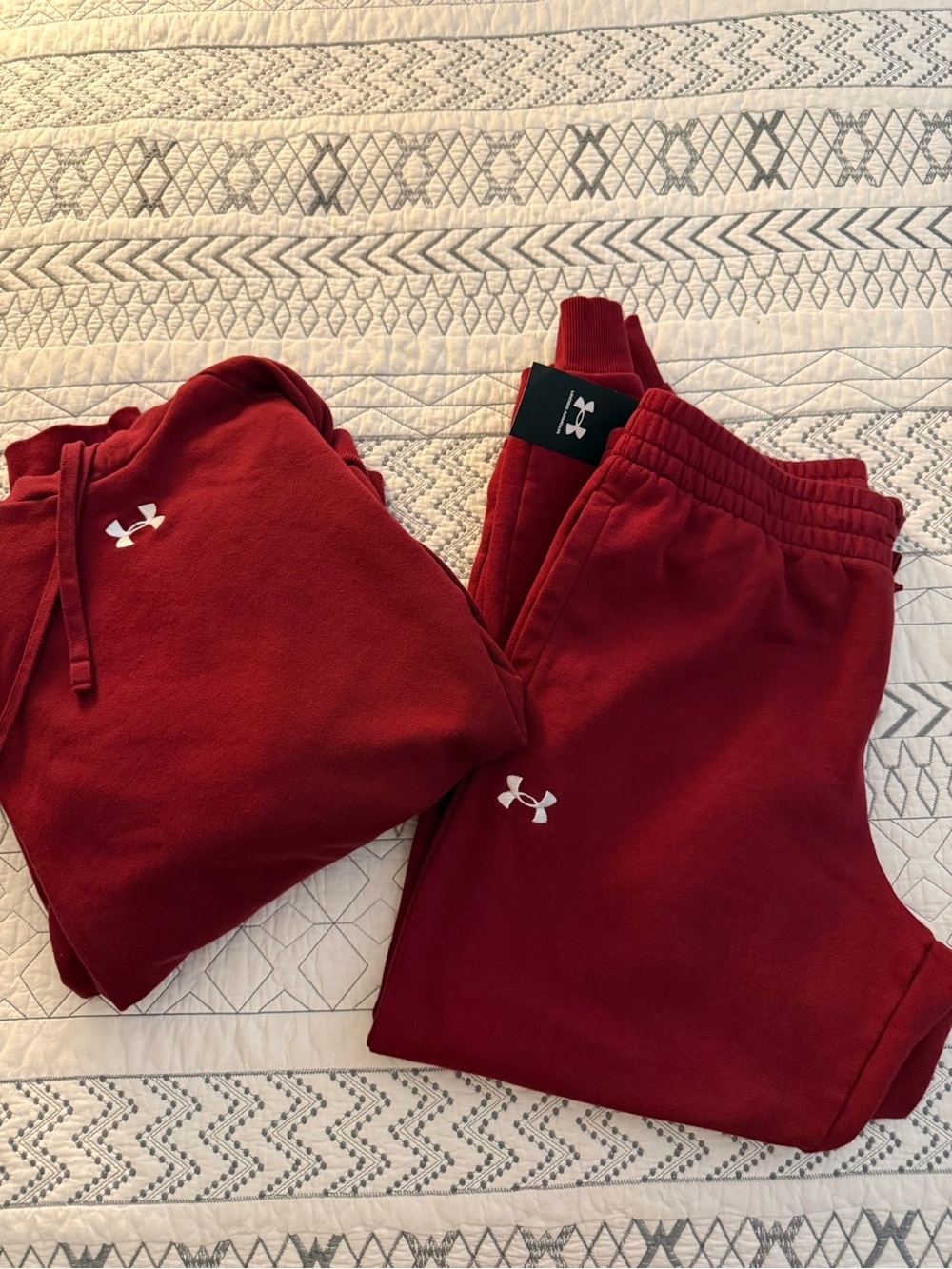 Under Armour Men's maroon Hoodie XL and matching joggers large.